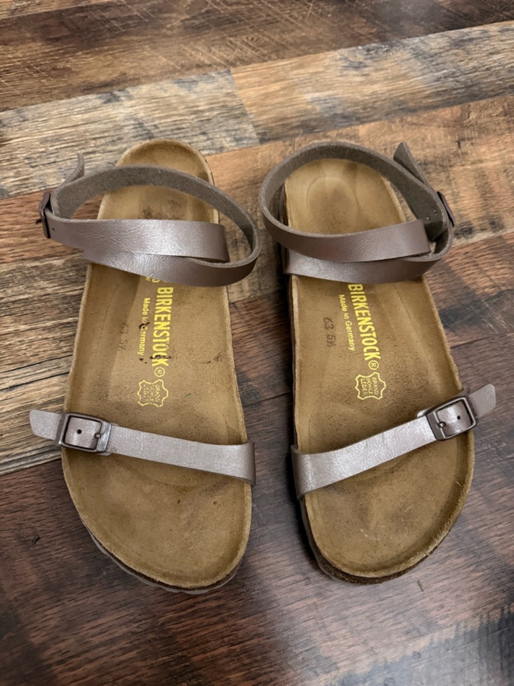 Birkenstock metallic with Suede Footbed with Yellow Logo 40 ankle wrap